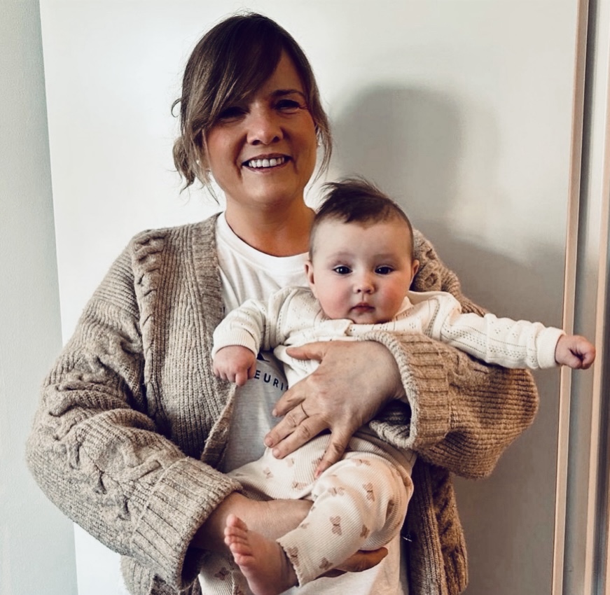Hebamme Alexandra mit einem Baby
